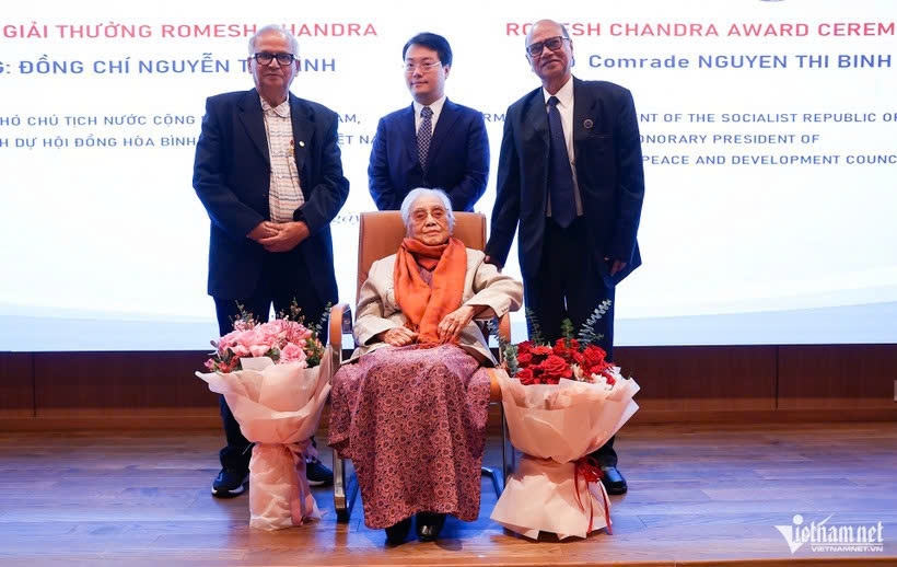 Former VP Nguyen Thi Binh honoured with Romesh Chandra Peace Award